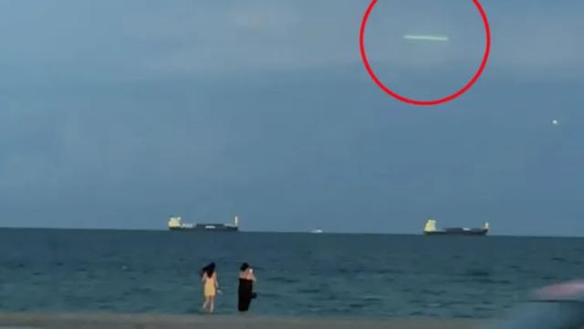 Saniyeler içinde geçip gitti! Gökyüzünde süzülen gizemli nesne gündem yarattı... “UFO mu?”
