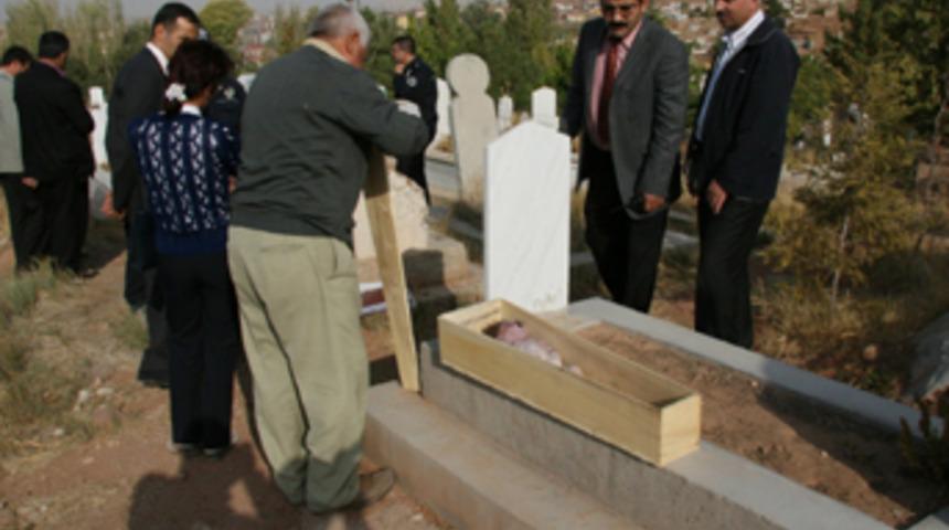 Karga s&uuml;r&uuml;s&uuml;nden ceset bulundu