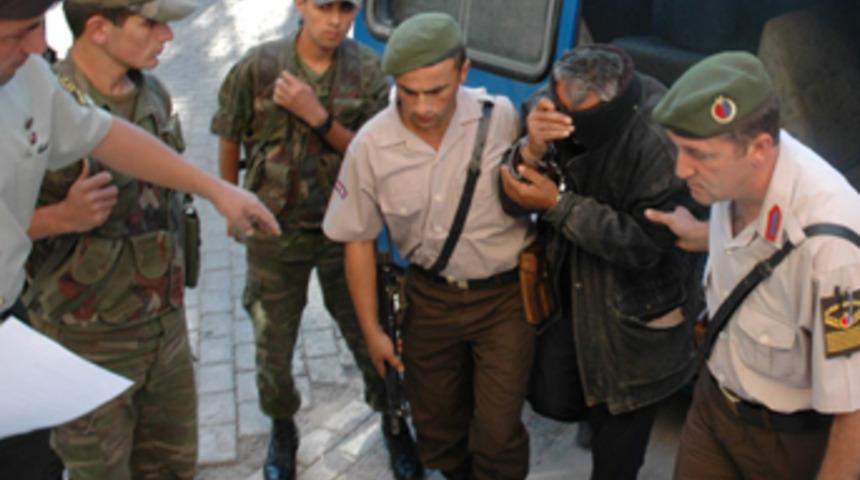8 kişiyi &ouml;ld&uuml;ren katil zanlısı teslim oldu