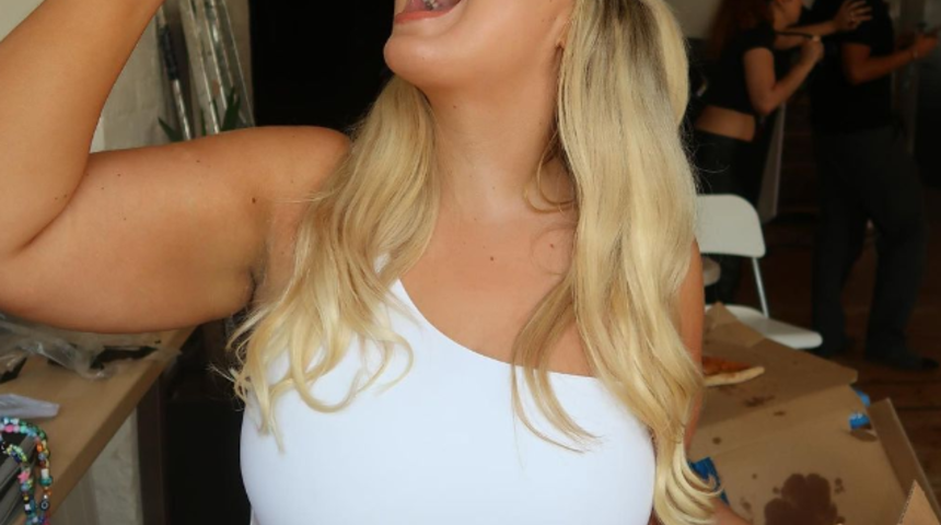 Büyük beden sosyal medya fenomeni Isabel Nicholls, fazla kilolarını eleştirenlere rest çekti! “Büyük beden küçük bikini”