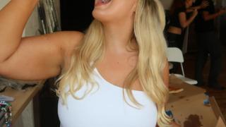 Büyük beden sosyal medya fenomeni Isabel Nicholls, fazla kilolarını eleştirenlere rest çekti! “Büyük beden küçük bikini”