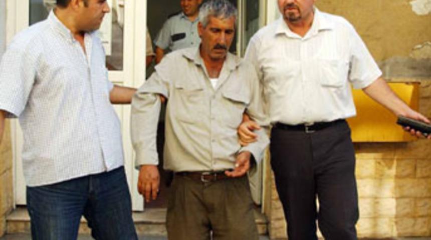 Parkta ila&ccedil;lı meyve suyuyla gasp