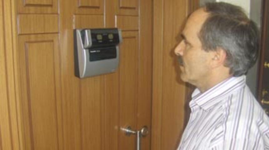 Hırsızı g&ouml;z&uuml;nden tanıyan kapı