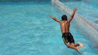 Şanlıurfa ve Kilis'te sıcaktan bunalanlar gölgelik alanlarda serinliyor