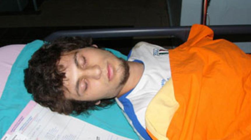 5. kattan atlayan genci ağa&ccedil; dalları kurtardı