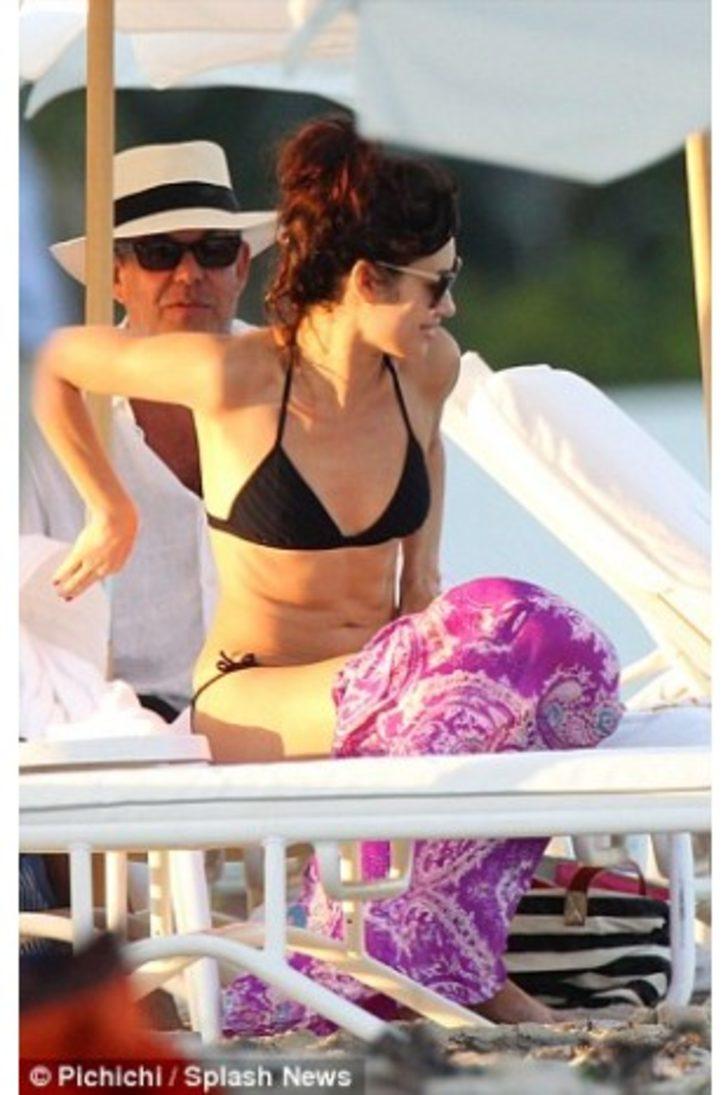 Bond kızı yine çok seksi! G3