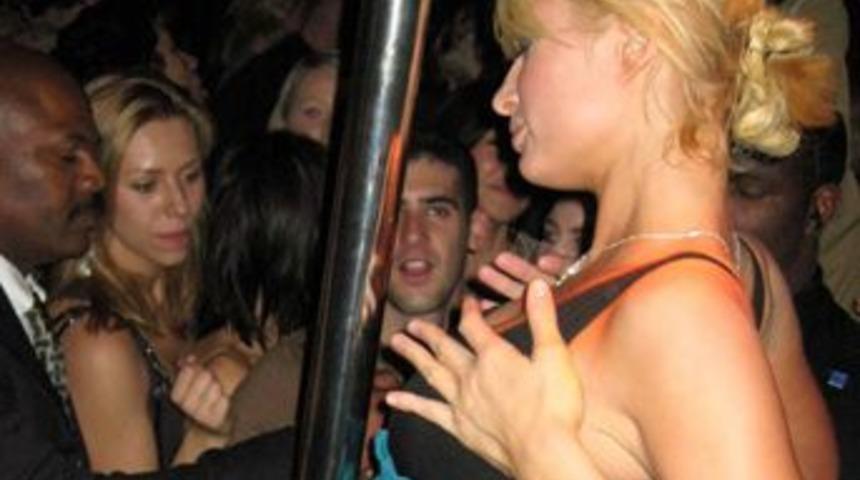 Paris Hilton'dan &ccedil;ılgın şov