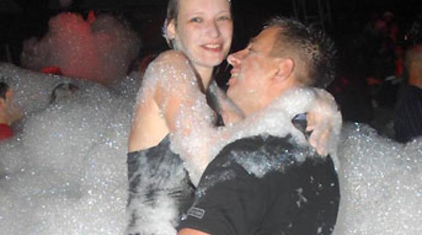 &Ccedil;ılgın partilerin g&ouml;zdesi "k&ouml;p&uuml;k" <font color="red">Galeri</font>