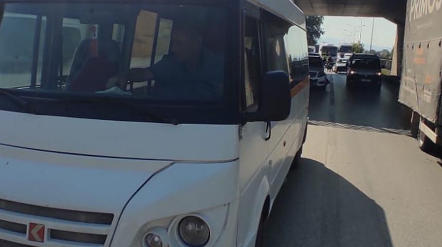 Bursa'da servis minibüsü ile otomobil çarpıştı! 5 kişi yaralandı