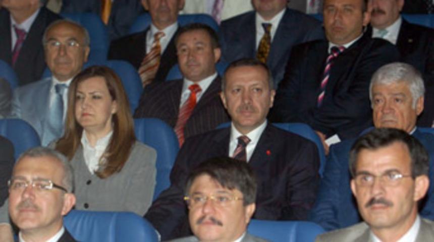 Erdoğan, k&uuml;sk&uuml;nlerin g&ouml;nl&uuml;n&uuml; alıyor