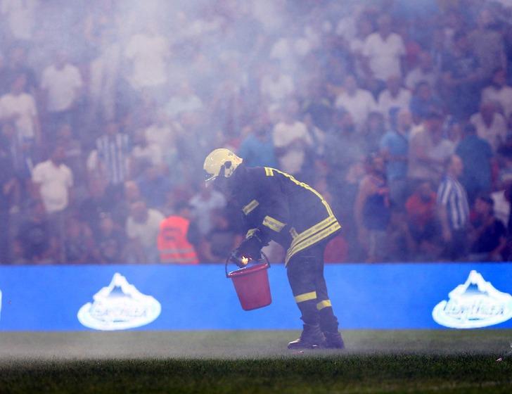 SON DAKİKA: Tirana-Beşiktaş maçı öncesi saha karıştı! Hakem oyuncuları sahadan çekti G3