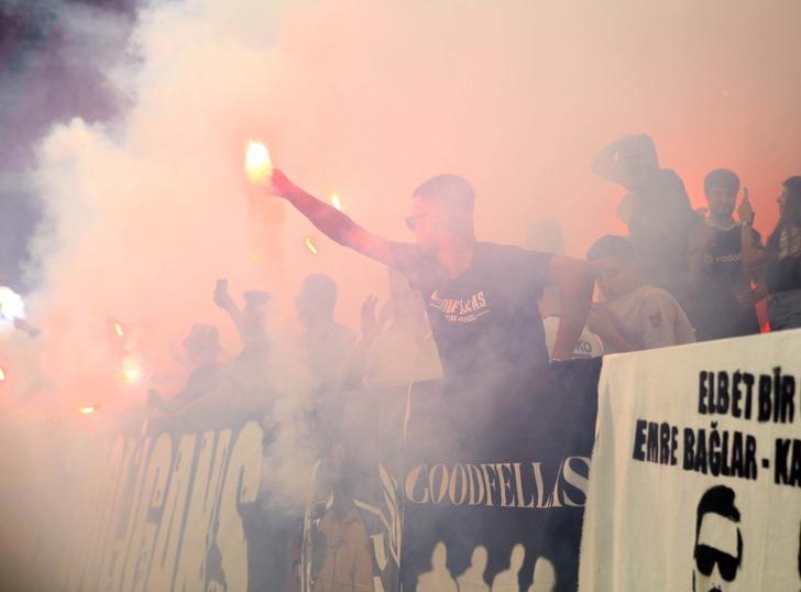 SON DAKİKA: Tirana-Beşiktaş maçı öncesi saha karıştı! Hakem oyuncuları sahadan çekti G5