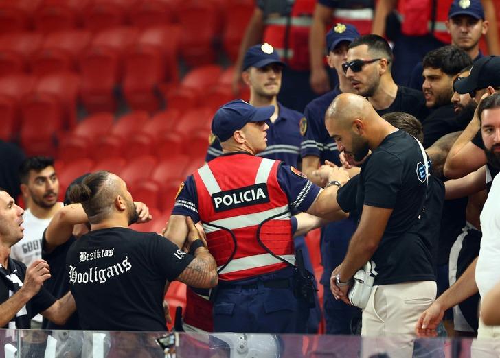 SON DAKİKA: Tirana-Beşiktaş maçı öncesi saha karıştı! Hakem oyuncuları sahadan çekti G2