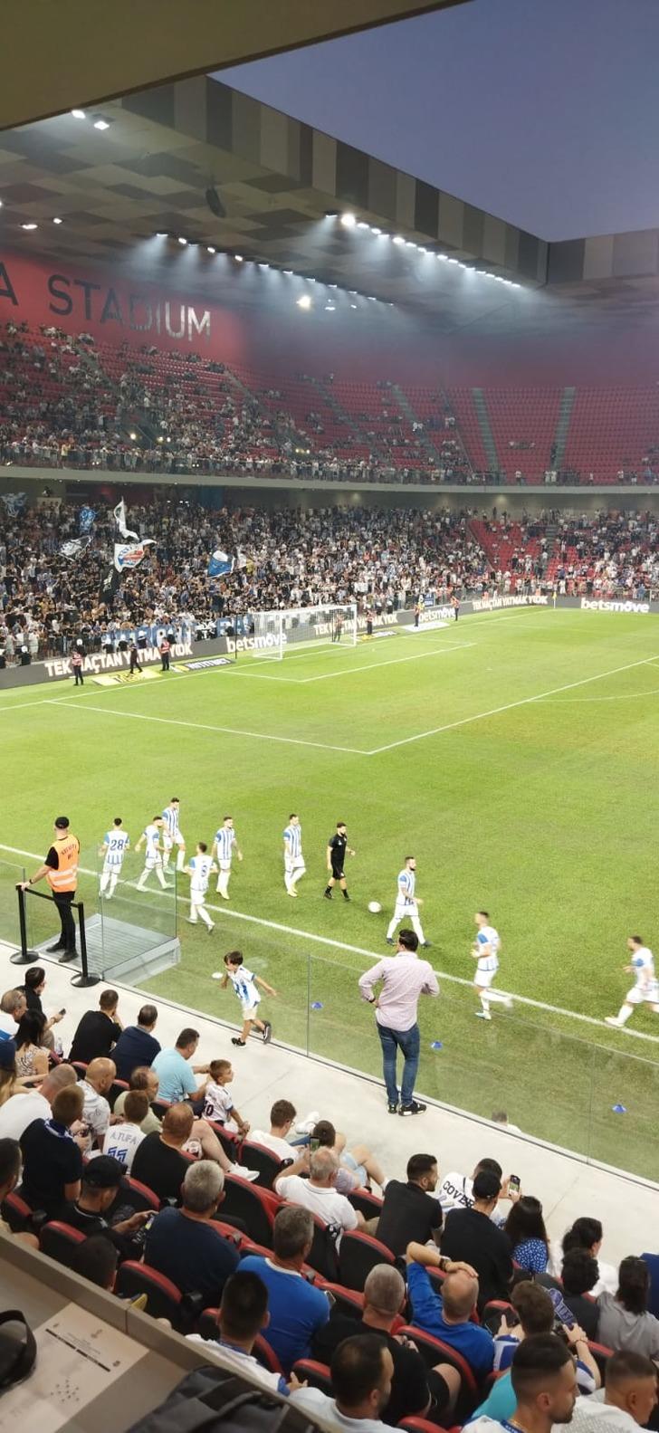 SON DAKİKA: Tirana-Beşiktaş maçı öncesi saha karıştı! Hakem oyuncuları sahadan çekti G1