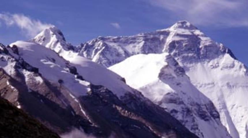 Everest'te 9 ton &ccedil;&ouml;p toplandı