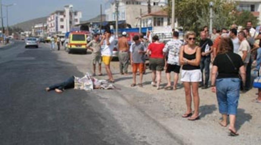 Kırmızıda duran ara&ccedil;lara &ccedil;arptı: 2 &ouml;l&uuml;