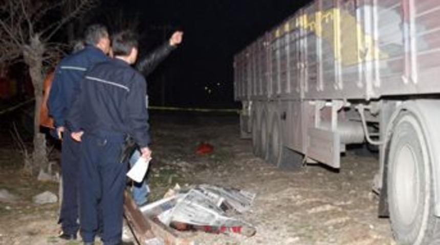 &Uuml;zerine tren rayları d&uuml;şen iş&ccedil;i hayatını kaybetti