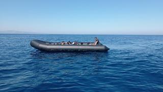 İzmir açıklarında geri itilen 64 düzensiz göçmen kurtarıldı, 16 düzensiz göçmen yakalandı