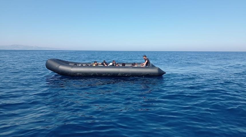 İzmir açıklarında geri itilen 64 düzensiz göçmen kurtarıldı, 16 düzensiz göçmen yakalandı