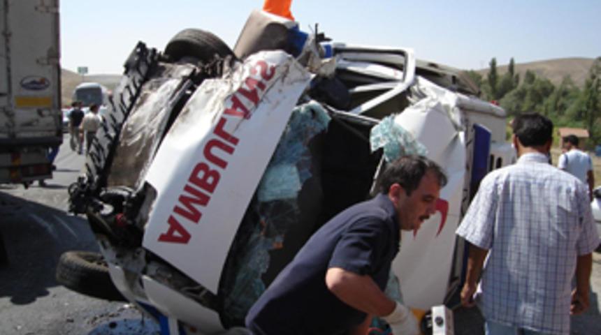 Hasta taşıyan ambulans ile TIR &ccedil;arpıştı