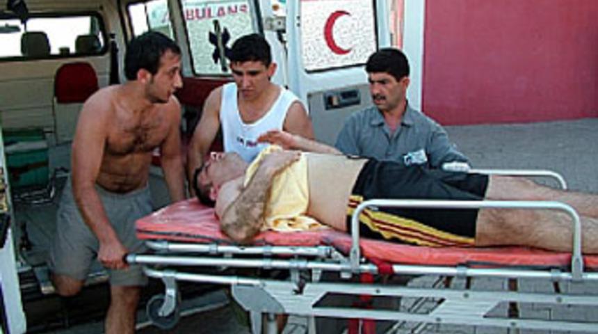 Denizde y&uuml;zerken kaza kurşunuyla yaralandı