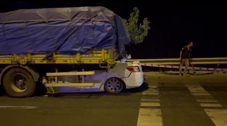 Otomobil tırın altına girdi! Feci şekilde can verdiler