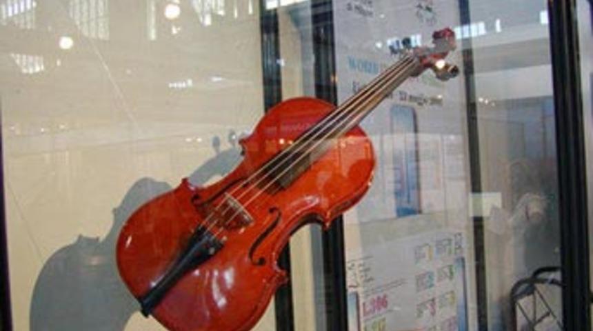 Milyonlarca dolarlık Stradivari kemanı bulundu