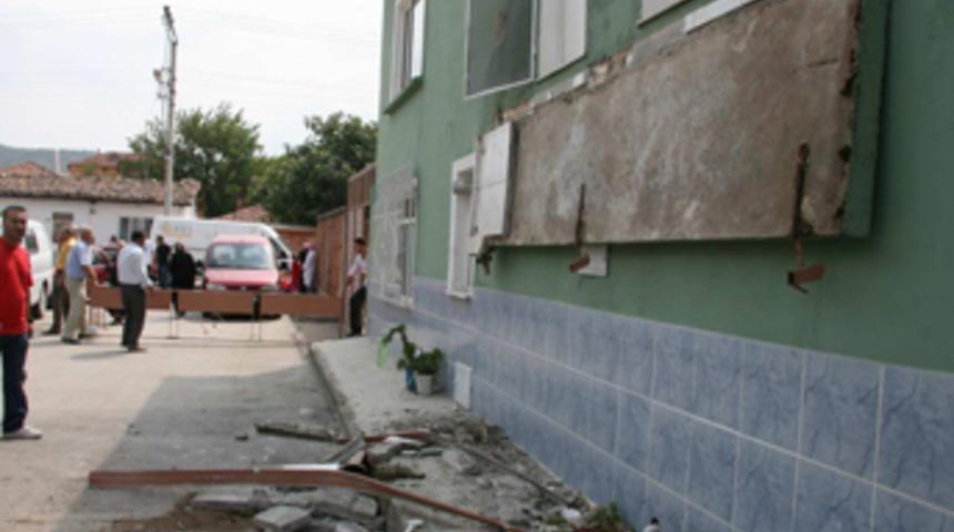 D&uuml;ğ&uuml;nde balkon &ccedil;&ouml;kt&uuml;: 10 yaralı