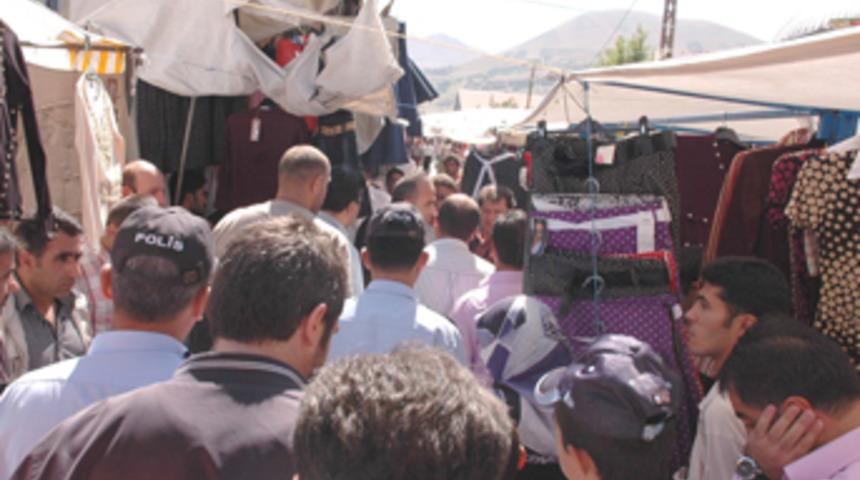 Pazarcılarla vatandaşlar birbirine girdi: 2 yaralı