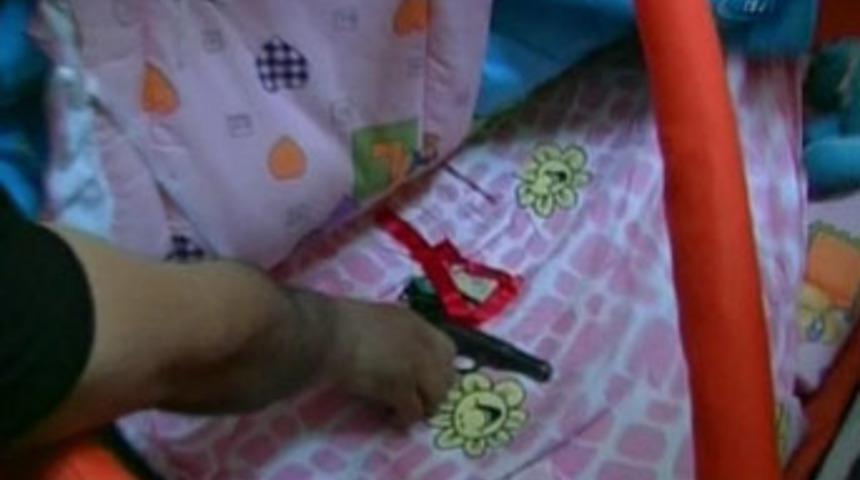 Bebek beşiğinden &ccedil;ıkan silah polisi şaşırttı