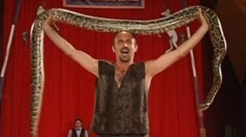 Piton yılanıyla nefes kesen g&ouml;steri