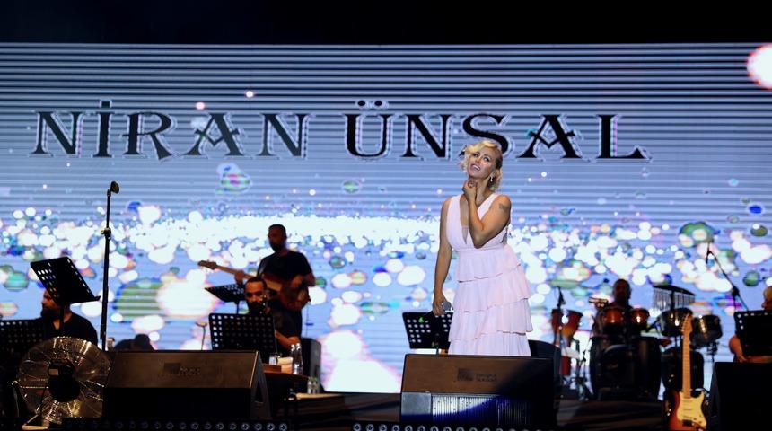 "Dünya Düzce Günleri"nde sanatçı Niran Ünsal konser verdi