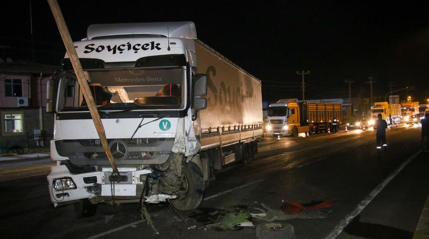 Uşak'ta otomobil ile tırın çarpışması sonucu 3 kişi yaralandı