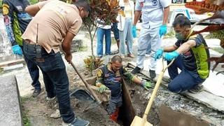 Rüyasında gördü! Definden 26 yıl sonra mezarından çıkarttı... “Nefes alamıyorum”