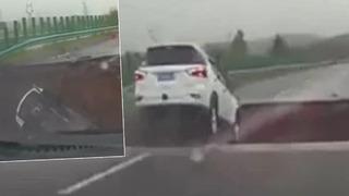 Çin’de artan yağışlar nedeniyle yol yarıldı! Aracın yarılan yola düşüş anı saniye saniye böyle kaydedildi