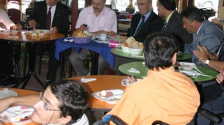 Sağlamlar engellilere emanet