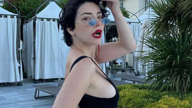 Merve Boluğur başını yarı örtüp göbeğini açtı! Yine sosyal medyanın diline düştü