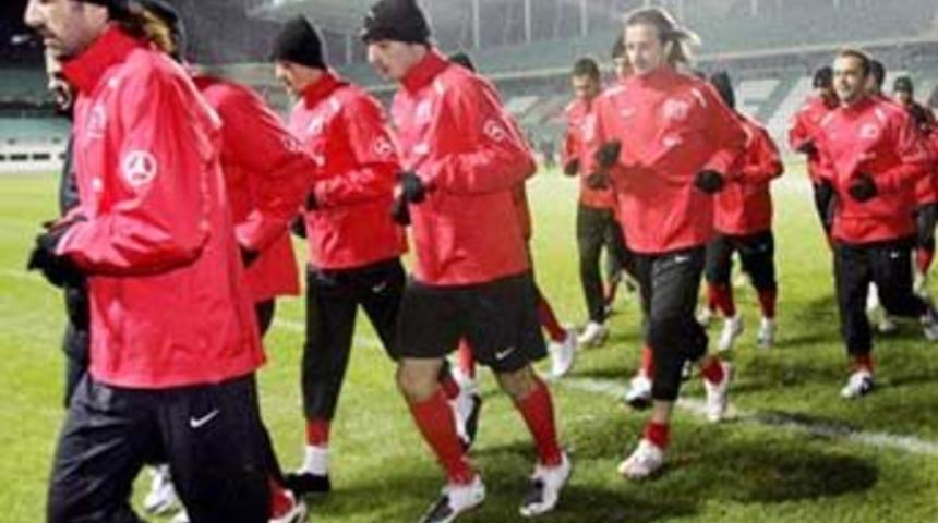 Milli takım galibiyeti &ouml;zledi...
