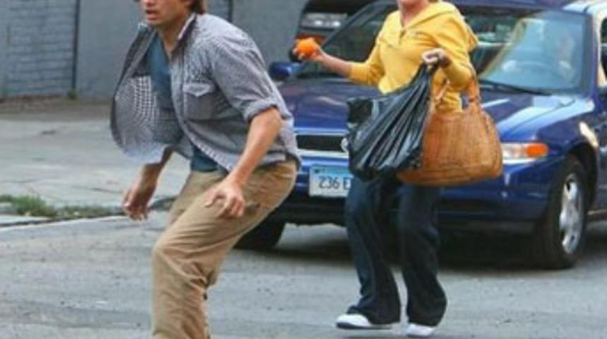 Sokakta portakal savaşı yapan &uuml;nl&uuml; kim?