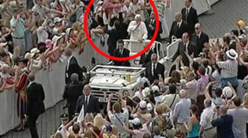 Papa Benedict'e saniye saniye saldırı anı <font color="red">İzle</font>