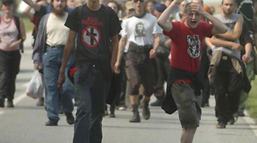 G-8 Zirvesi karşıtlarıyla polis &ccedil;atıştı