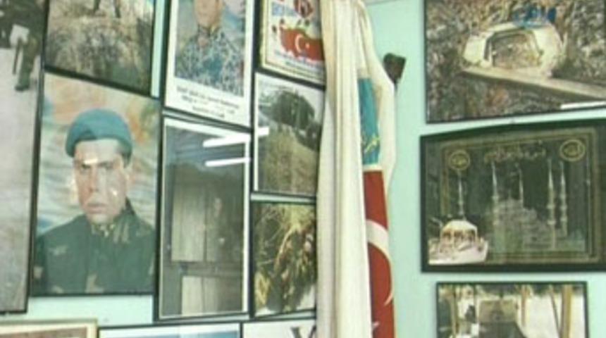 Şehit oğlunun hatıralarıyla yaşıyor