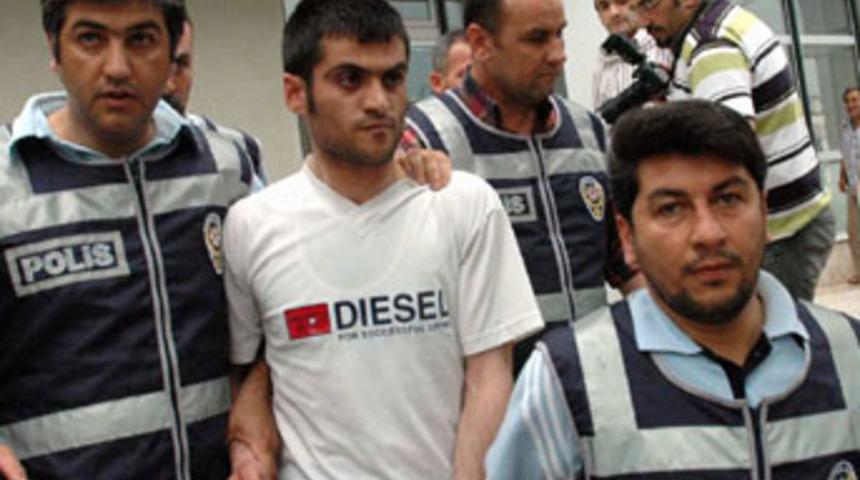 Anne ile 2 &ccedil;ocuğunu &ouml;ld&uuml;ren zanlı, komşusu &ccedil;ıktı