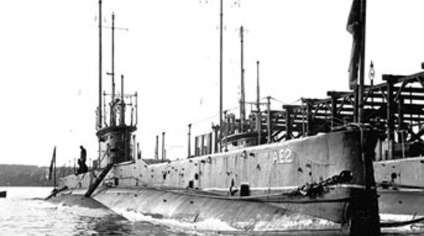 Avusturalya denizaltısı &ccedil;ıkartılıyor