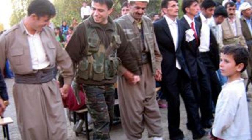 Sınırdaki d&uuml;ğ&uuml;nde asker k&ouml;yl&uuml; el ele