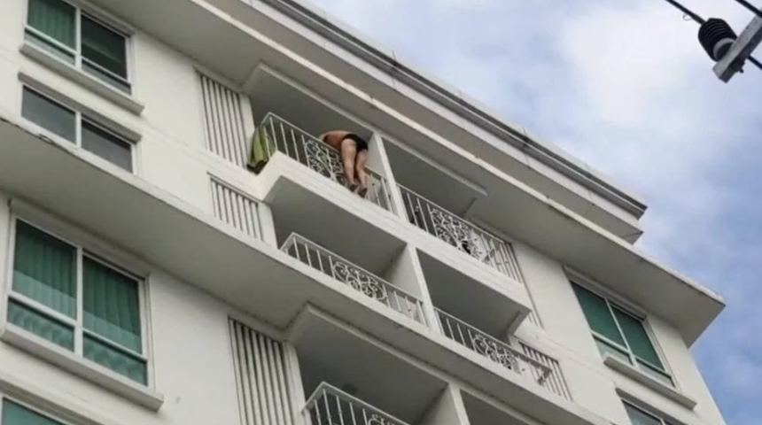 Apartmanın 8. katındaki dairesinin balkonuna çıktı! Yarı çıplak atlamak istedi... İkna için gelen polislere eline geçeni fırlattı