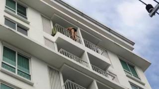 Apartmanın 8. katındaki dairesinin balkonuna çıktı! Yarı çıplak atlamak istedi... İkna için gelen polislere eline geçeni fırlattı