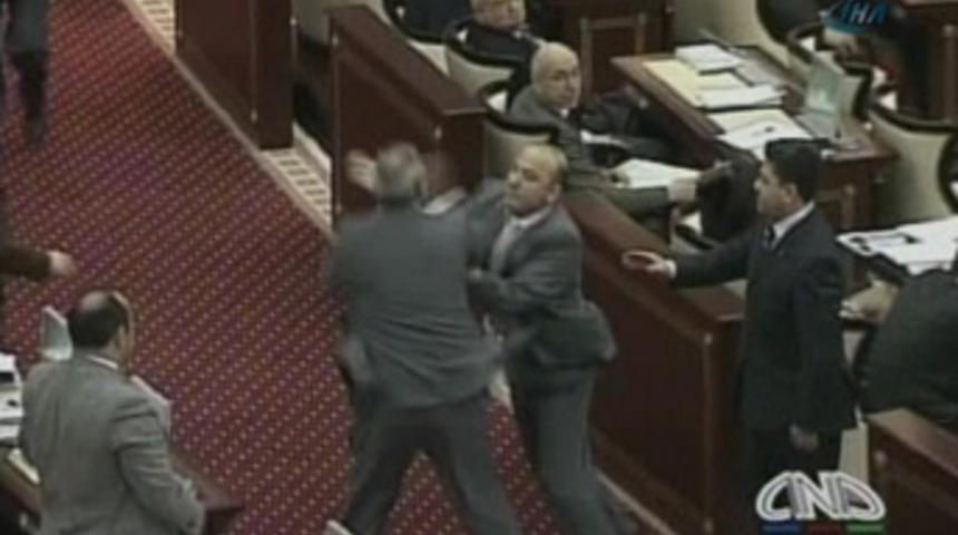 Azerbaycan Parlamentosu'nda kavga