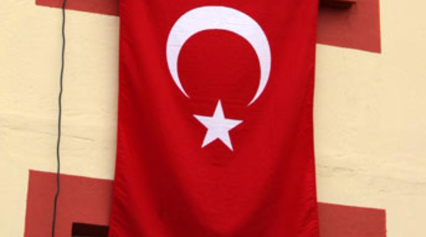 Balkonuna bayrak asan T&uuml;rk'e ceza