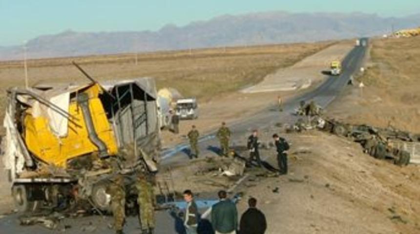 Kum y&uuml;kl&uuml; tır, demir y&uuml;kl&uuml; kamyonu bi&ccedil;ti: 2 &ouml;l&uuml;